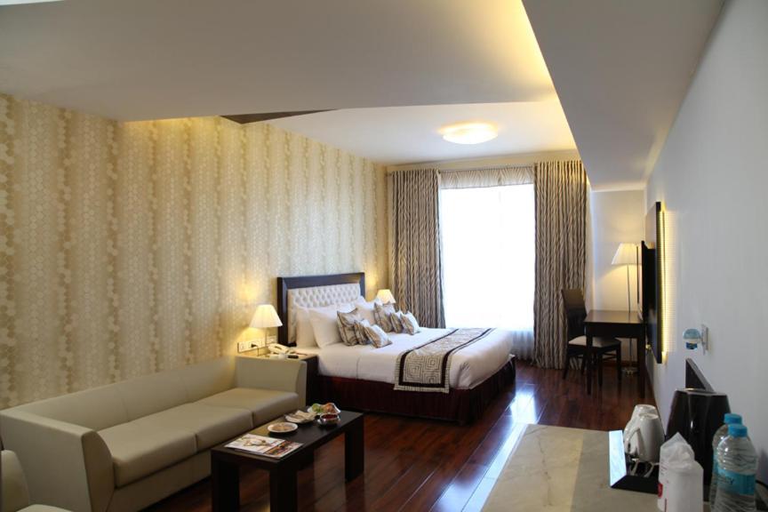 Treehouse Queens Pearl Hotel Gurgaon Ngoại thất bức ảnh